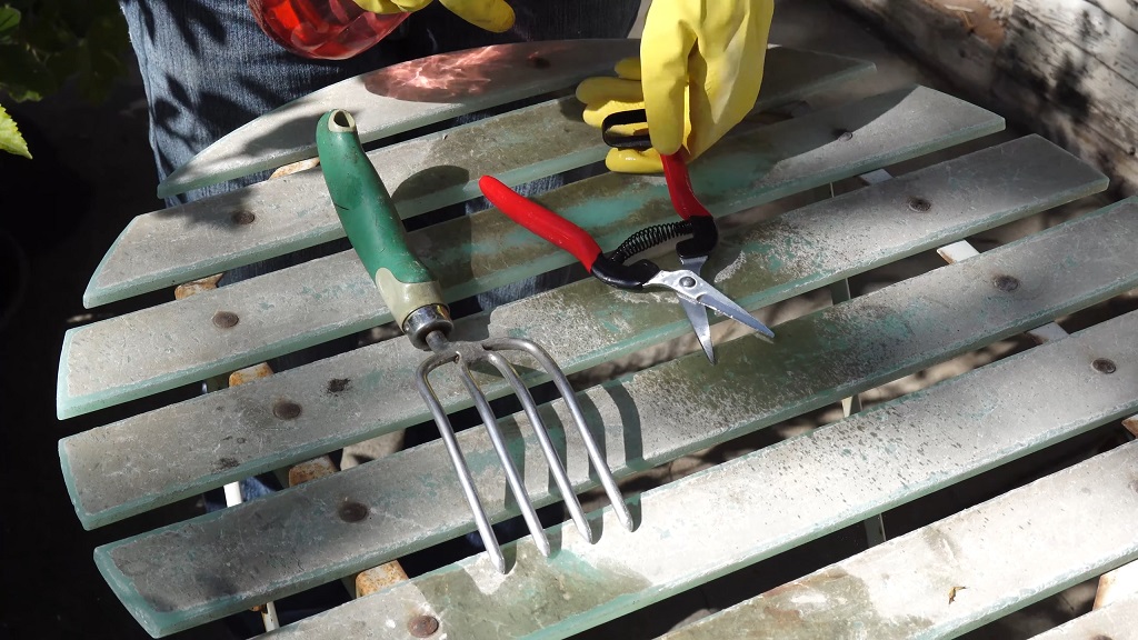 Prskanje sredstvom za dezinfekciju baštenskog alata