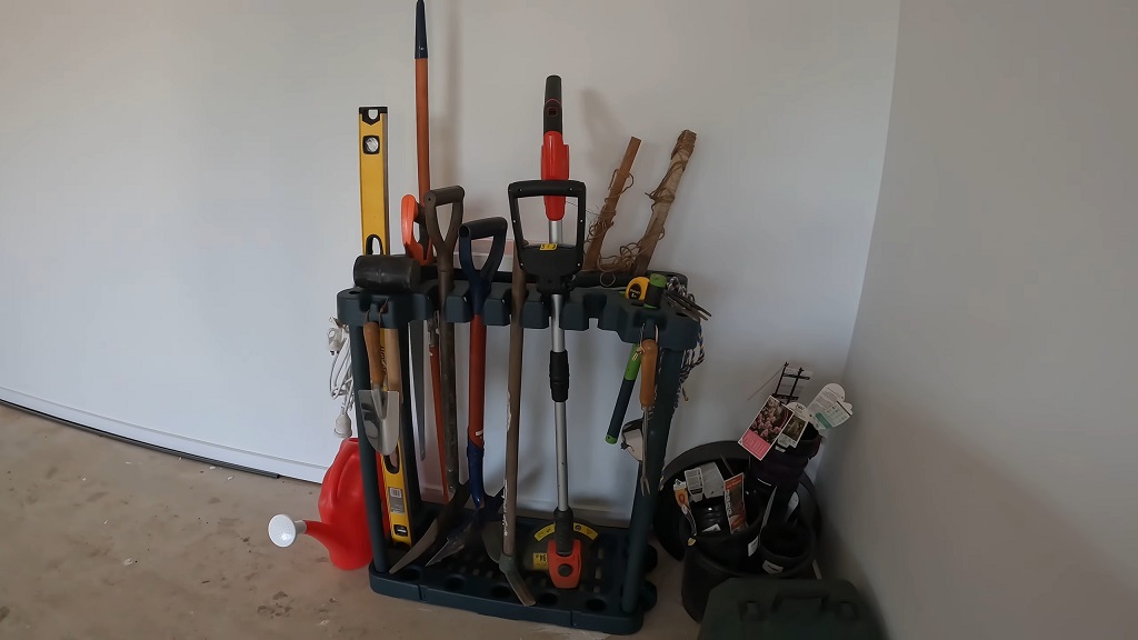 Mesto za odlaganje alata za baštu