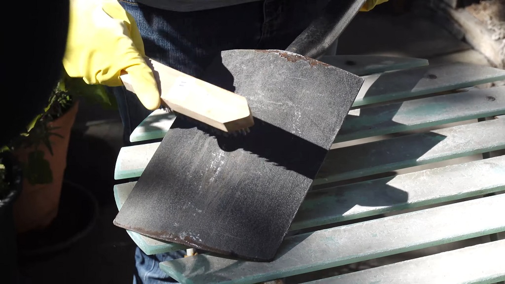 Skidanje rđe četkom sa sečiva